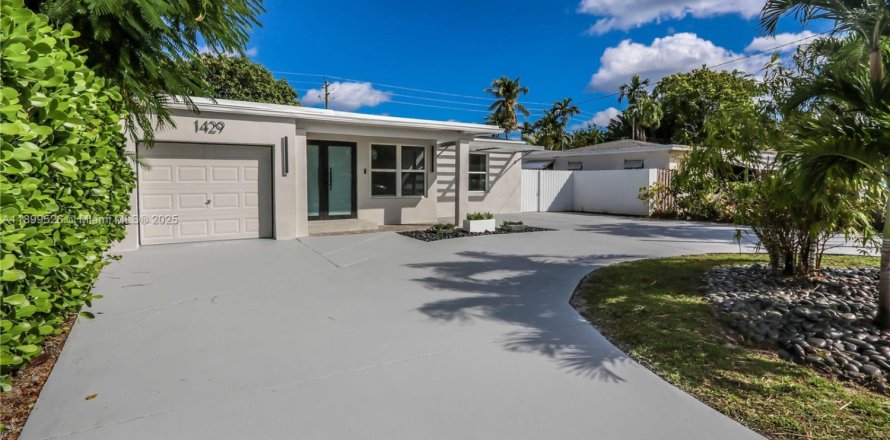 House in Hollywood, Florida 4 bedrooms, 233.46 sq.m. № 1952608