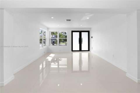 House in Hollywood, Florida 4 bedrooms, 233.46 sq.m. № 1952608 - photo 6