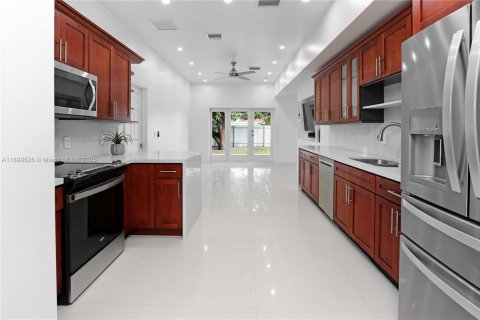 House in Hollywood, Florida 4 bedrooms, 233.46 sq.m. № 1952608 - photo 11