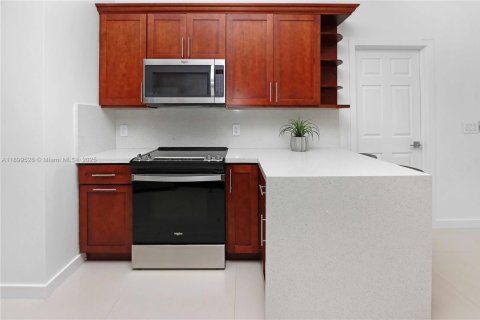 House in Hollywood, Florida 4 bedrooms, 233.46 sq.m. № 1952608 - photo 14