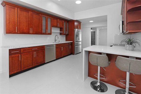 House in Hollywood, Florida 4 bedrooms, 233.46 sq.m. № 1952608 - photo 16