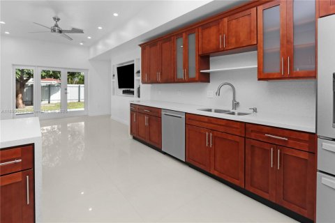 House in Hollywood, Florida 4 bedrooms, 233.46 sq.m. № 1952608 - photo 12
