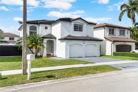Villa ou maison à vendre à Miami, Floride: 4 chambres № 1830120 - photo 2
