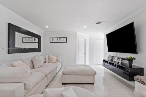 Villa ou maison à vendre à Miami, Floride: 4 chambres № 1830120 - photo 15