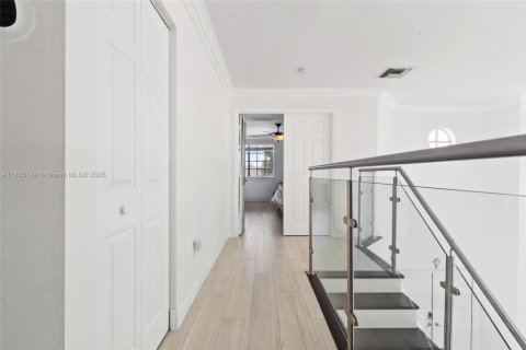 Villa ou maison à vendre à Miami, Floride: 4 chambres № 1830120 - photo 12