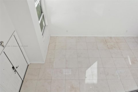 Villa ou maison à vendre à Miami, Floride: 4 chambres № 1830120 - photo 10