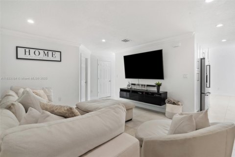 Villa ou maison à vendre à Miami, Floride: 4 chambres № 1830120 - photo 16