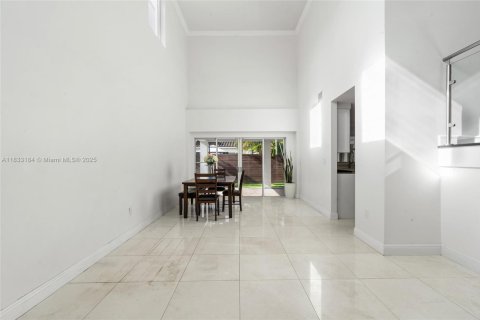 Villa ou maison à vendre à Miami, Floride: 4 chambres № 1830120 - photo 6