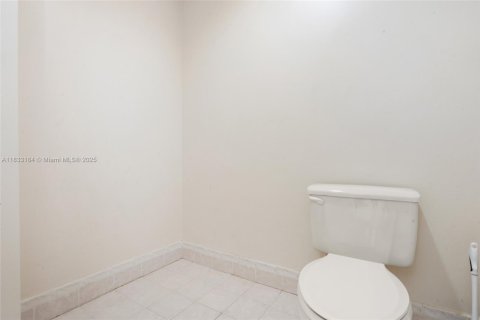 Villa ou maison à vendre à Miami, Floride: 4 chambres № 1830120 - photo 30