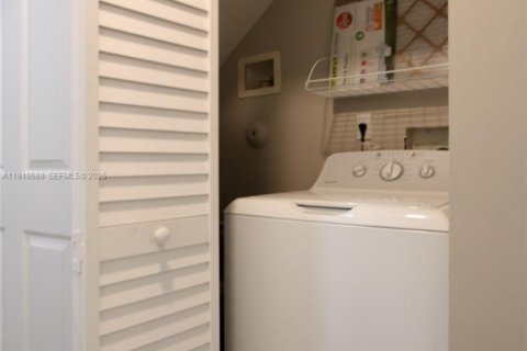 Снять в аренду таунхаус в Холливуд, Флорида 3 спальни, 162.39м2, № 1989120 - фото 26