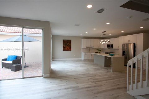 Снять в аренду таунхаус в Холливуд, Флорида 3 спальни, 162.39м2, № 1989120 - фото 18