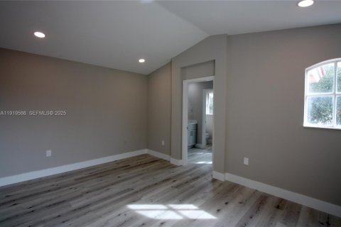 Снять в аренду таунхаус в Холливуд, Флорида 3 спальни, 162.39м2, № 1989120 - фото 5