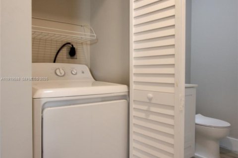 Снять в аренду таунхаус в Холливуд, Флорида 3 спальни, 162.39м2, № 1989120 - фото 25