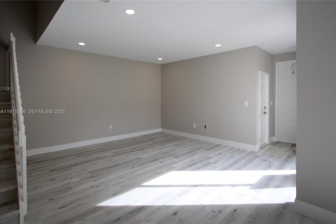 Снять в аренду таунхаус в Холливуд, Флорида 3 спальни, 162.39м2, № 1989120 - фото 20