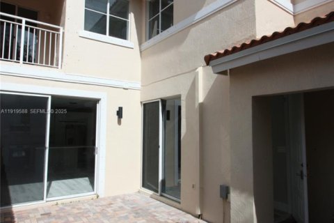 Снять в аренду таунхаус в Холливуд, Флорида 3 спальни, 162.39м2, № 1989120 - фото 15