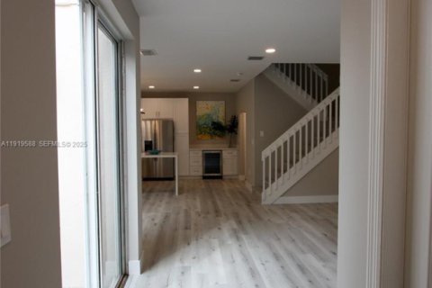 Снять в аренду таунхаус в Холливуд, Флорида 3 спальни, 162.39м2, № 1989120 - фото 17