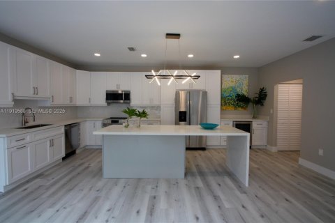 Снять в аренду таунхаус в Холливуд, Флорида 3 спальни, 162.39м2, № 1989120 - фото 1
