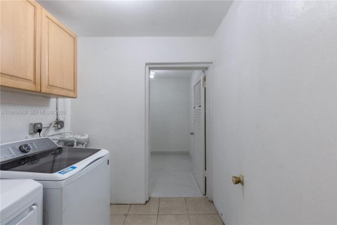 House in Hallandale Beach, Florida 2 bedrooms, 88.91 sq.m. № 2031422 - photo 12