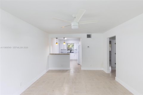 House in Hallandale Beach, Florida 2 bedrooms, 88.91 sq.m. № 2031422 - photo 3