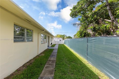 House in Hallandale Beach, Florida 2 bedrooms, 88.91 sq.m. № 2031422 - photo 17