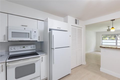 House in Hallandale Beach, Florida 2 bedrooms, 88.91 sq.m. № 2031422 - photo 2