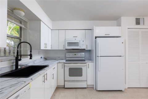 House in Hallandale Beach, Florida 2 bedrooms, 88.91 sq.m. № 2031422 - photo 1