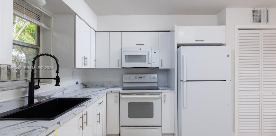 House in Hallandale Beach, Florida 2 bedrooms, 88.91 sq.m. № 2031422