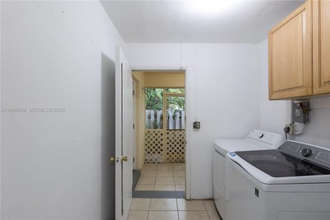 House in Hallandale Beach, Florida 2 bedrooms, 88.91 sq.m. № 2031422 - photo 11
