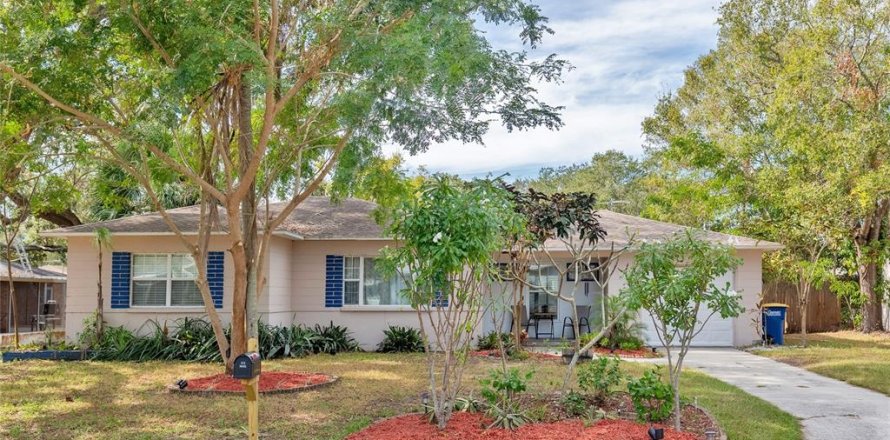 House in Clearwater, Florida 4 bedrooms, 147.25 sq.m. № 1560088