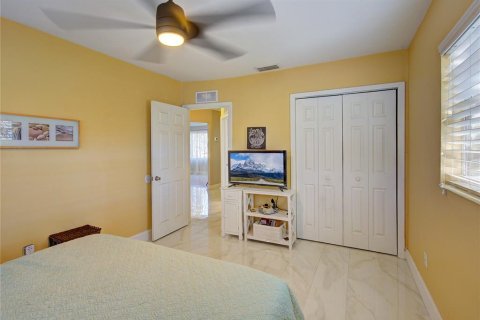House in Clearwater, Florida 4 bedrooms, 147.25 sq.m. № 1560088 - photo 25