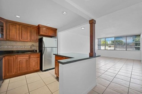 Condominio en venta en North Miami Beach, Florida, 1 dormitorio, 75.72 m2 № 2091300 - foto 2