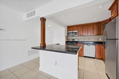 Condominio en venta en North Miami Beach, Florida, 1 dormitorio, 75.72 m2 № 2091300 - foto 3