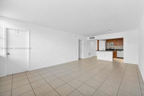 Condominio en venta en North Miami Beach, Florida, 1 dormitorio, 75.72 m2 № 2091300 - foto 4