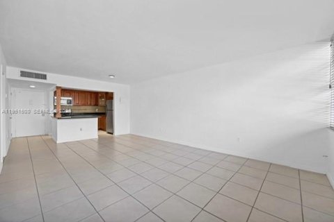 Condominio en venta en North Miami Beach, Florida, 1 dormitorio, 75.72 m2 № 2091300 - foto 10