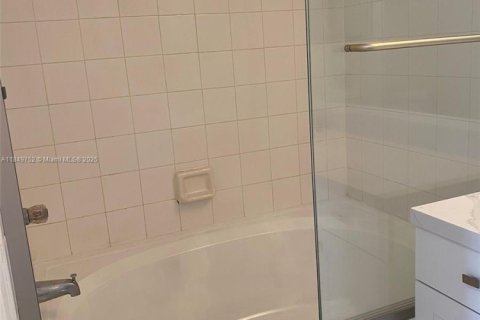 Condominio en alquiler en Fort Lauderdale, Florida, 1 dormitorio, 81.57 m2 № 1890575 - foto 8