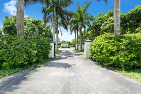 Propiedad comercial en venta en Cutler Bay, Florida № 1977415 - foto 4