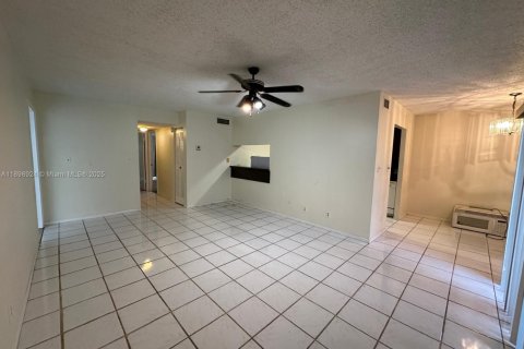 Condominio en venta en Lauderhill, Florida, 2 dormitorios, 106.84 m2 № 1951352 - foto 9
