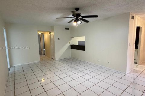 Condominio en venta en Lauderhill, Florida, 2 dormitorios, 106.84 m2 № 1951352 - foto 10