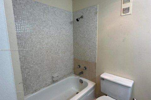 Condominio en venta en Lauderhill, Florida, 2 dormitorios, 106.84 m2 № 1951352 - foto 12
