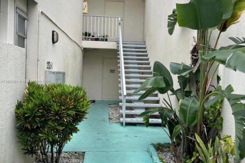 Condominio en venta en Lauderhill, Florida, 2 dormitorios, 106.84 m2 № 1951352 - foto 4
