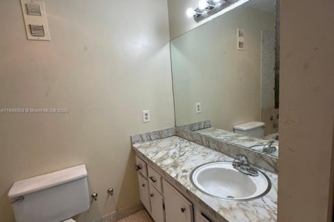 Condominio en venta en Lauderhill, Florida, 2 dormitorios, 106.84 m2 № 1951352 - foto 13