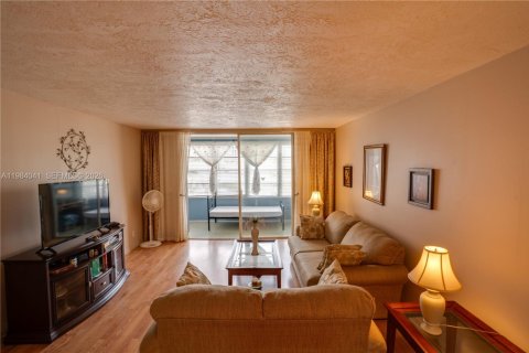 Кондоминиум с 1 спальней в Лодердейл-Лейкс, Флорида № 2048564