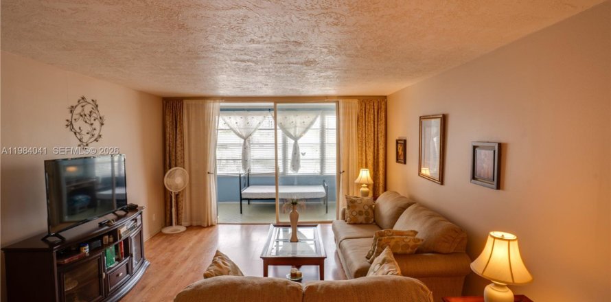 Кондоминиум с 1 спальней в Лодердейл-Лейкс, Флорида № 2048564