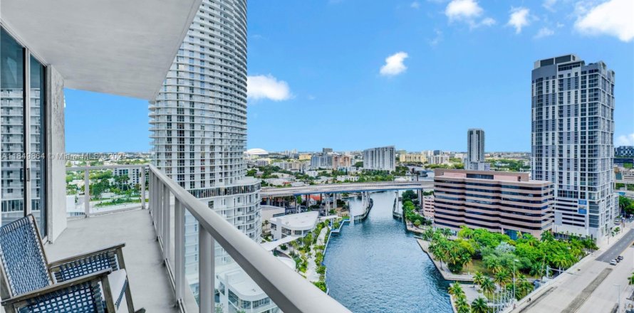 Кондоминиум с 2 спальнями в Майами, Флорида № 1958038