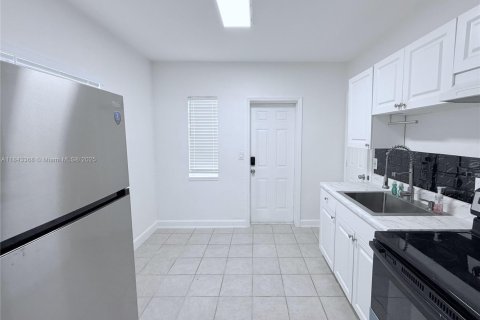 Villa ou maison à louer à Lake Worth, Floride: 1 chambre, 37.9 m2 № 1836331 - photo 2