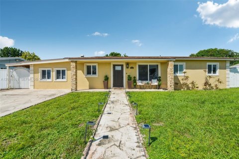 Casa en Miami Gardens, Florida 3 dormitorios, 159.61 m2 № 2394969