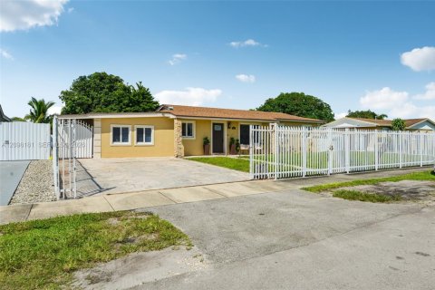 Casa en venta en Miami Gardens, Florida, 3 dormitorios, 159.61 m2 № 2394969 - foto 4