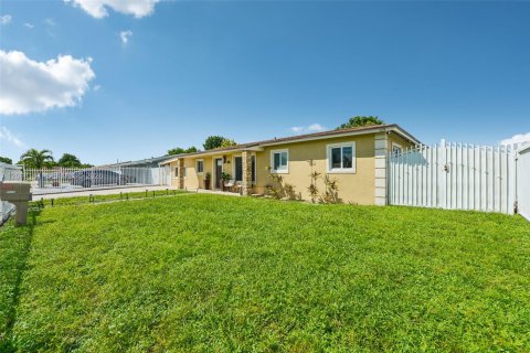 Casa en venta en Miami Gardens, Florida, 3 dormitorios, 159.61 m2 № 2394969 - foto 2
