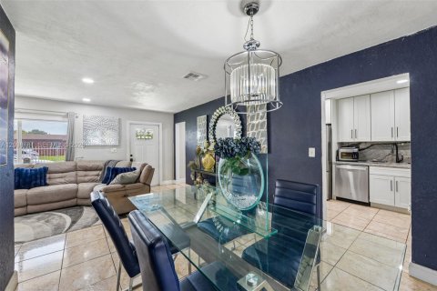 Casa en venta en Miami Gardens, Florida, 3 dormitorios, 159.61 m2 № 2394969 - foto 10