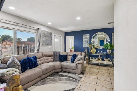 Casa en venta en Miami Gardens, Florida, 3 dormitorios, 159.61 m2 № 2394969 - foto 6